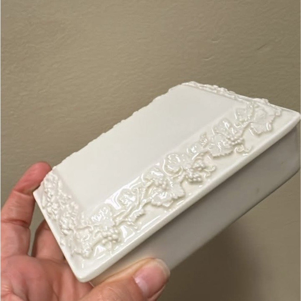 Vintage trinket box cream